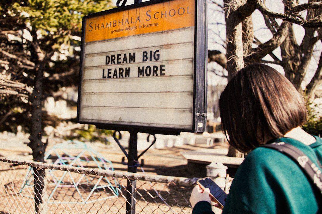 School sign encourages dreaming big and learning.